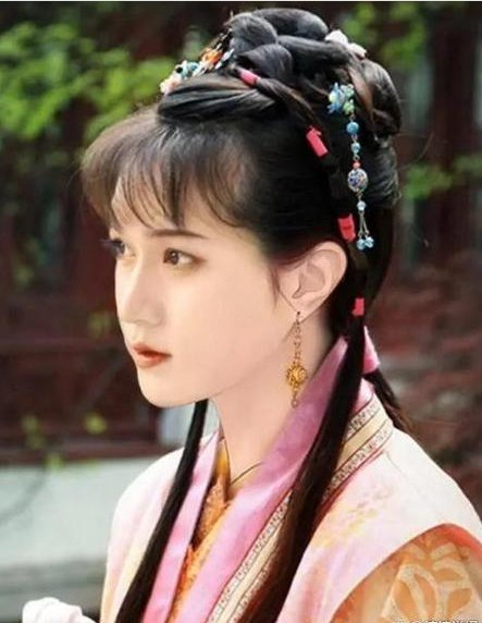 在此之前,网上曾经广为流传着一张陆毅女装照