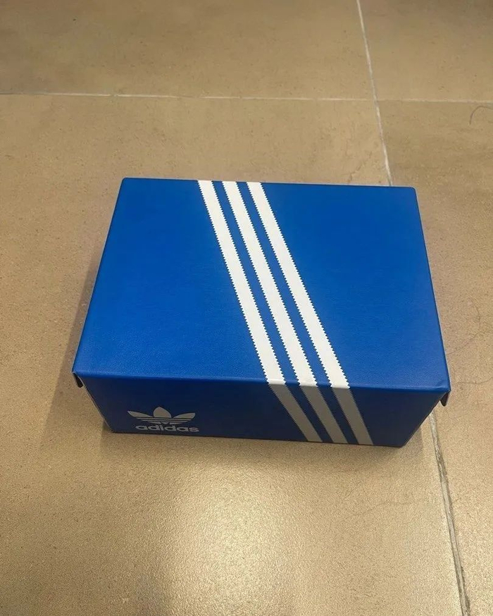 x adidas originals 鞋盒包全球各地的 pop-up 中,巨型蓝色鞋盒成为