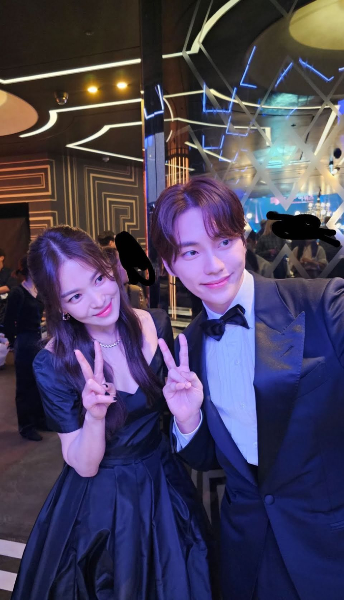 秀智穿着金色亮片礼服,看起来容光焕发,最后,贤圭与astro车银优合影