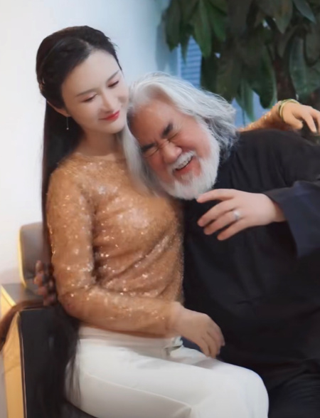 前妻去世不足3年,86岁范曾再婚娶36岁徐萌,新婚妻子身材傲人