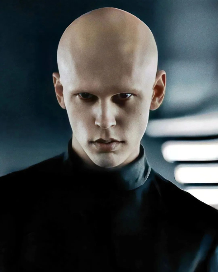 上,由奥斯丁·巴特勒扮演的费德罗萨 · 哈克南,病态白皙,光头无眉