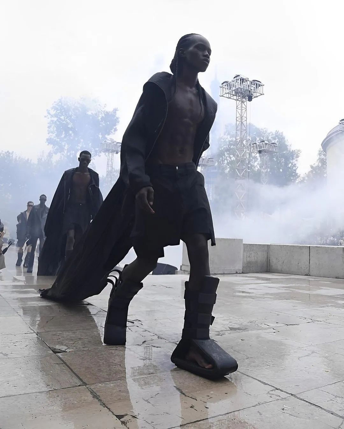 哈克南,人设还是更接近 rick owens 品牌哲学,暗黑,紧身,皮革,肌肉