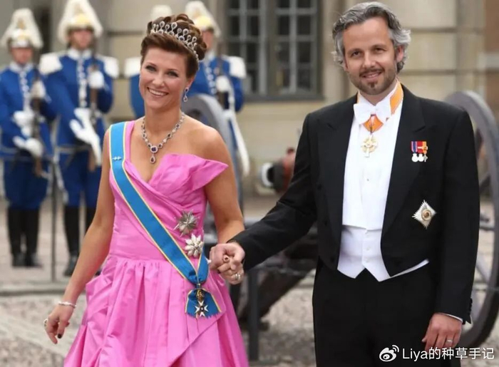 在和玛莎公主离婚两年后的2019年圣诞节,他因抑郁自杀.