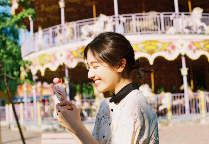 李兰迪六一双马尾印花衬衫造型