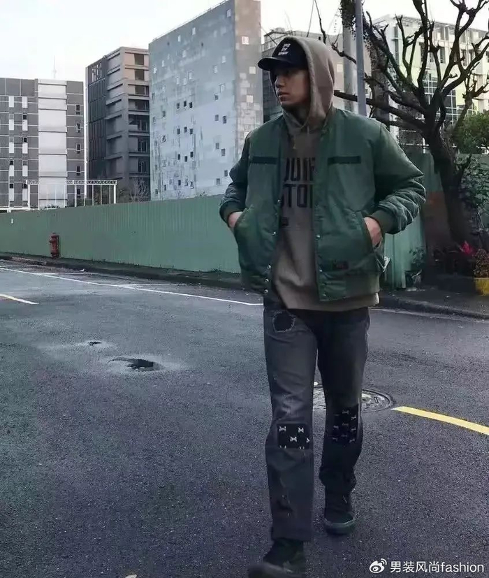 春季男士街头风如何穿搭既显时尚潮流又不失男人味|男人味|男士|配饰