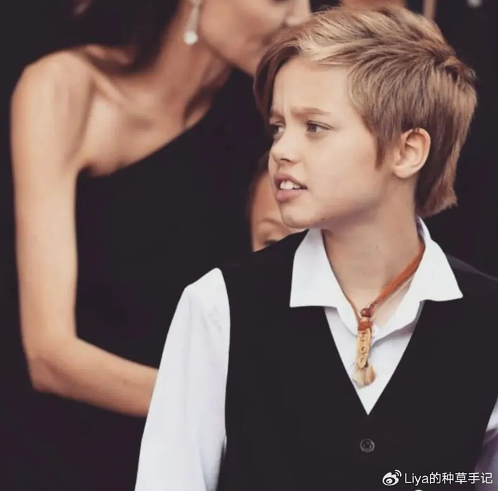 就像网友调侃的那样:"有点恍惚,像皮特穿着女装.