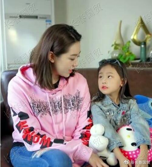 还记得《马大帅》中的“小翠”吗?带6岁女儿同框出镜,34岁变这样了|孟真|马小翠|赵本山|草上飞|大鼻子情圣_新浪娱乐_新浪新闻
