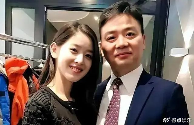 刘强东夫妇现身巴黎演奏会,章泽天背15万爱马仕,靠一起说悄悄话恩爱|李云迪|音乐|两人|手牵手_新浪新闻