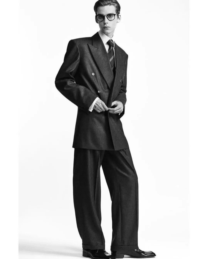 ysl 男装 24 秋冬大秀,开场模特 frederic 因「完全还原圣罗兰本人」