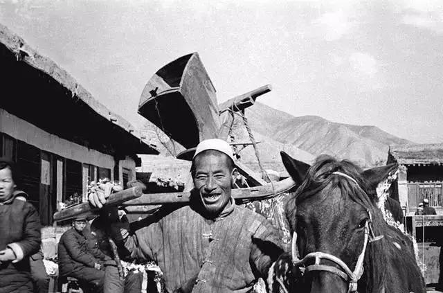 50年代初批斗地主老照片:图三地主跪在台上,图九百姓正分东西