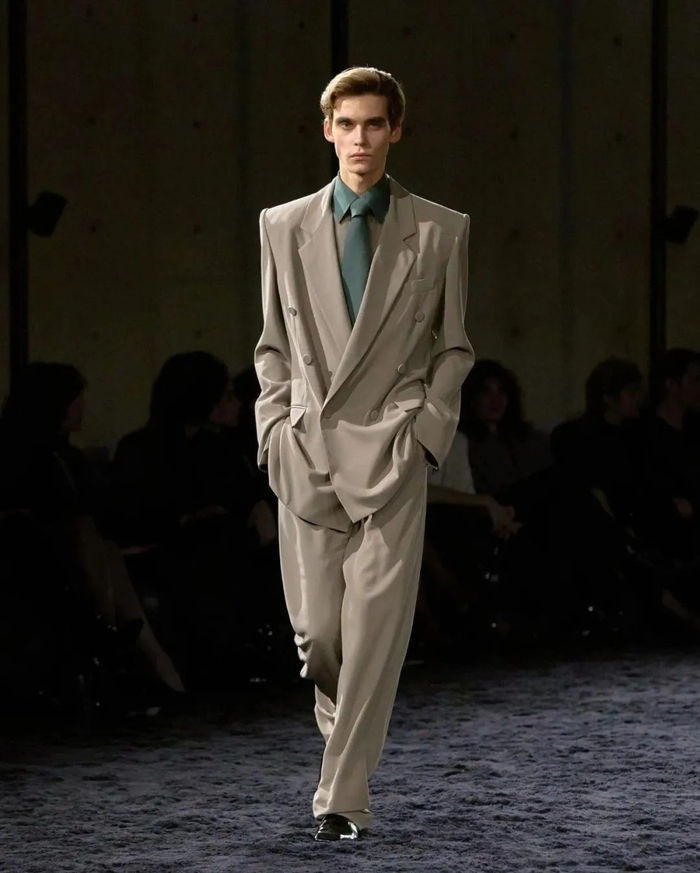 这几天全球爆红的男模,是 ysl 冲击「50 亿欧元」的关键|ysl|圣罗兰