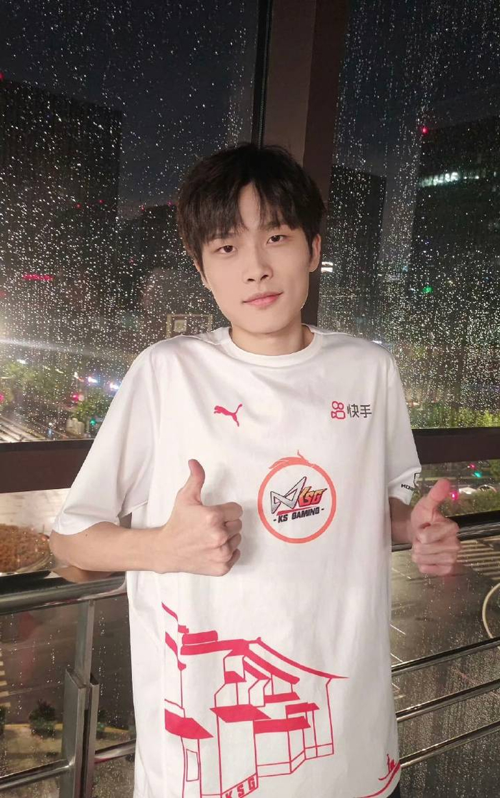 徐翔宇(游戏id:今屿),电子竞技职业选手,司职打野,现效力于苏州ksg