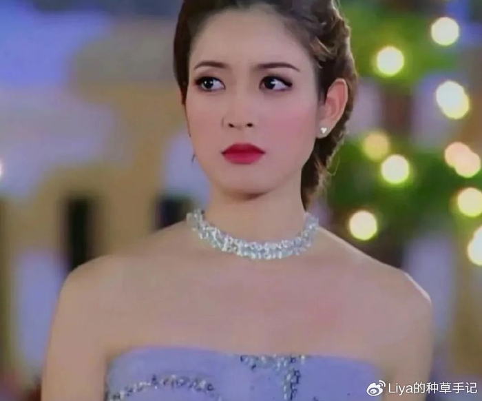 包头巾也好好看:就算是大光明的发型,瓦妮达也完全扛得住,有种端庄