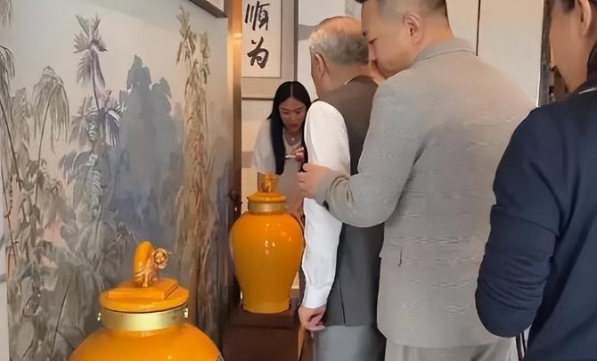 前妻去世不足3年,86岁范曾再婚娶36岁徐萌,新婚妻子身材傲人