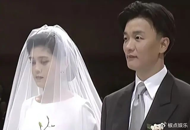 54岁李富真被偶遇，生图皱纹多脸型诡异，网友：还是森林北漂亮__财经头条