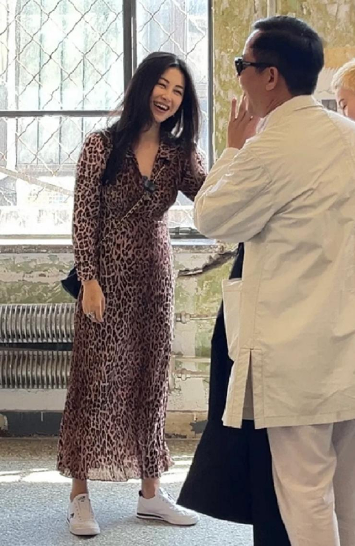 将朱珠的高奢裙子和沈梦辰的原味皮鞋,一比较,差距就出来了