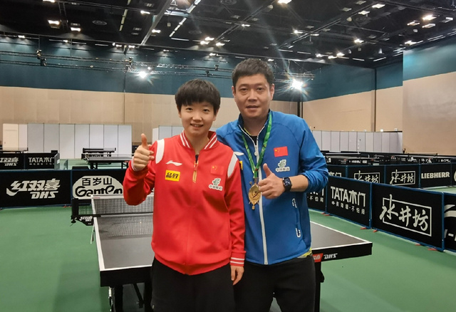 王励勤再捧世乒赛奖杯!合影樊振东笑容灿烂,孙颖莎 喊邱贻可合影|男单|上海|德班|男双|国乒_新浪体育_新浪新闻