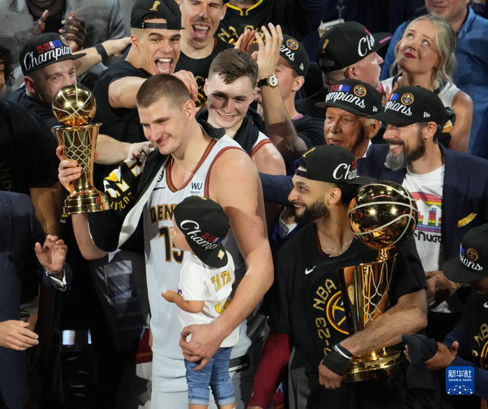nba总决赛:掘金队夺得总冠军 约基奇荣膺mvp|丹佛掘金|球员|记者_新浪
