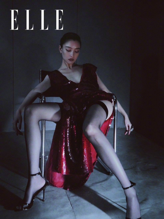 倪妮最新杂志封面大片上线身着红色深v细闪礼裙大秀好身材