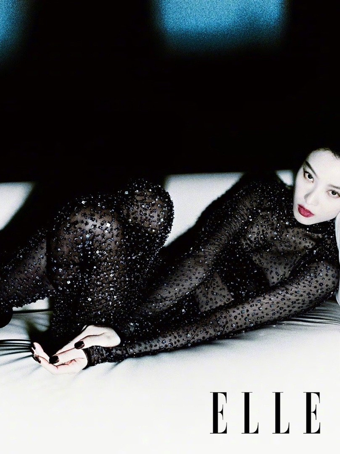 倪妮最新杂志封面大片上线身着红色深v细闪礼裙大秀好身材