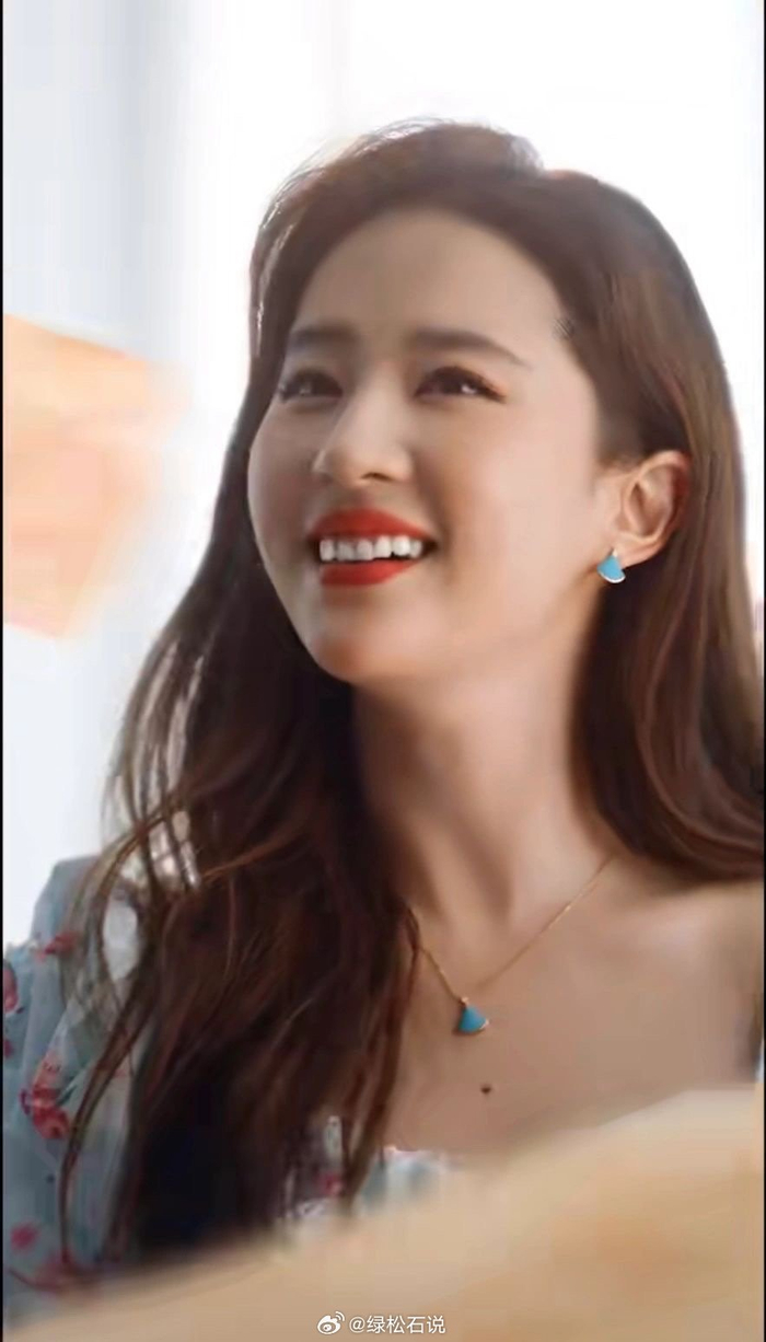 刘亦菲宝格丽绿松石扇形耳坠和项链 摇曳生姿,顾盼生辉