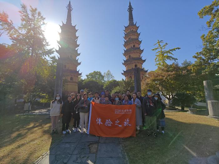 草鞋山遗址公园女铜像图片