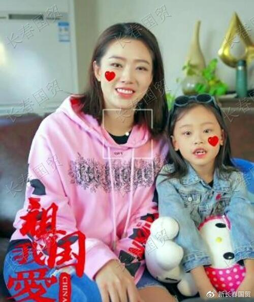 还记得《马大帅》中的“小翠”吗?带6岁女儿同框出镜,34岁变这样了|孟真|马小翠|赵本山|草上飞|大鼻子情圣_新浪娱乐_新浪新闻