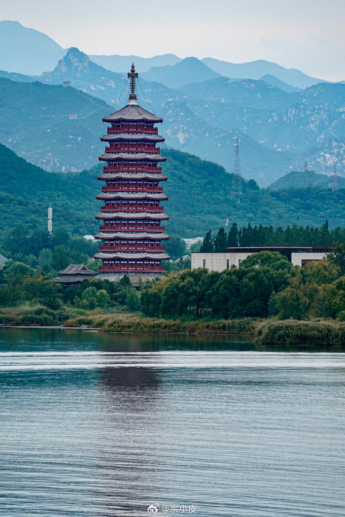 夜晚雁栖塔亮灯后,在静谧的湖畔步道散散步很舒服.