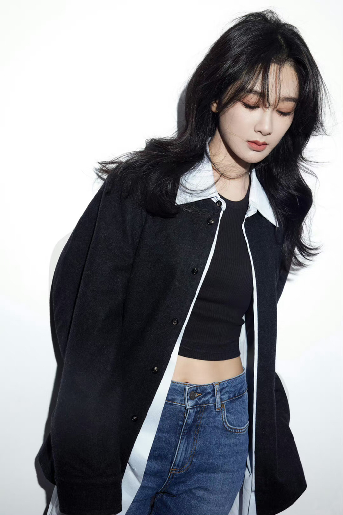 杨紫最新一组bottegaveneta休闲造型大片