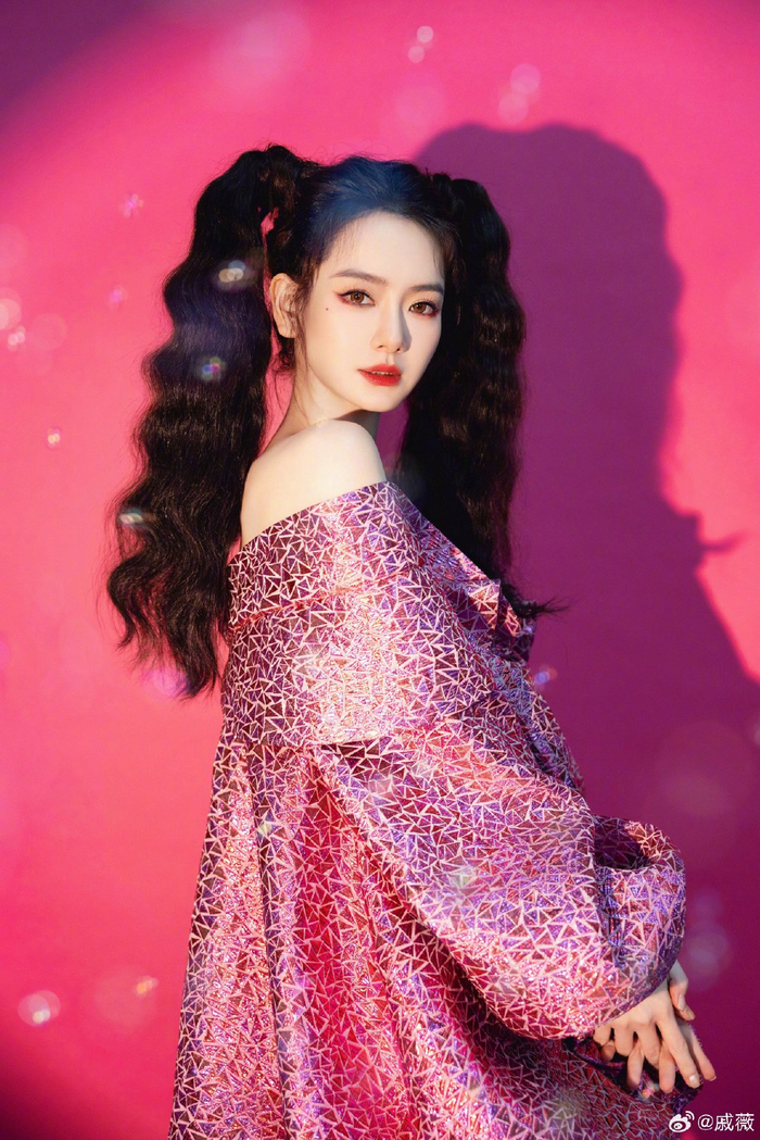 戚薇戚薇身穿中国金顶奖设计师王钰涛品牌