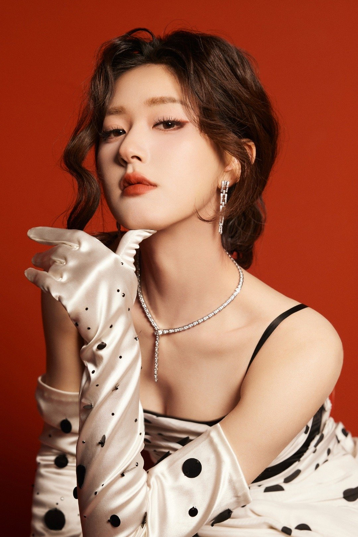 赵露思这套很好看哇斑点长裙复古女郎明媚又可爱啊