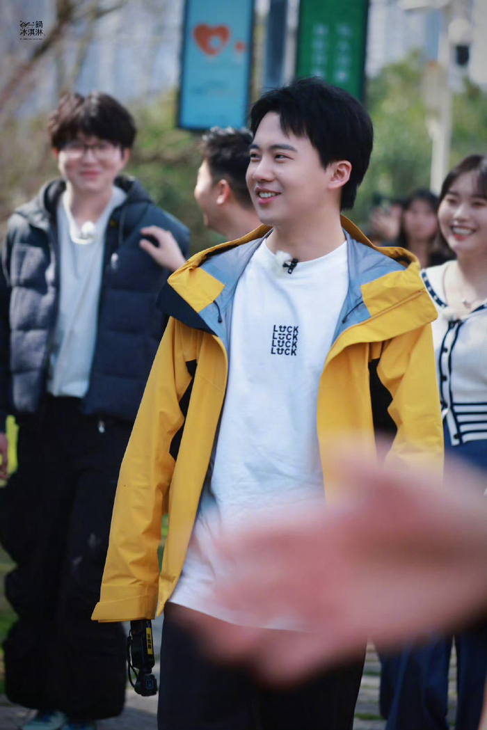 我们仨郭麒麟毛不易魏大勋单人官宣文案是没有文案