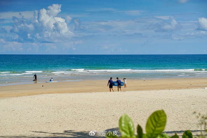 下发呆的海滩海南最美海湾万宁石梅湾海滩上很多游玩
