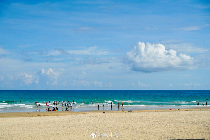 下发呆的海滩海南最美海湾万宁石梅湾海滩上很多游玩