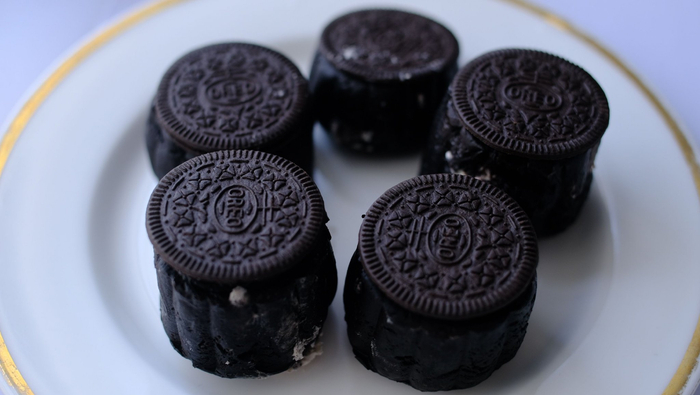 周姐走之前留下了几块刚做好的海盐奥利奥月饼