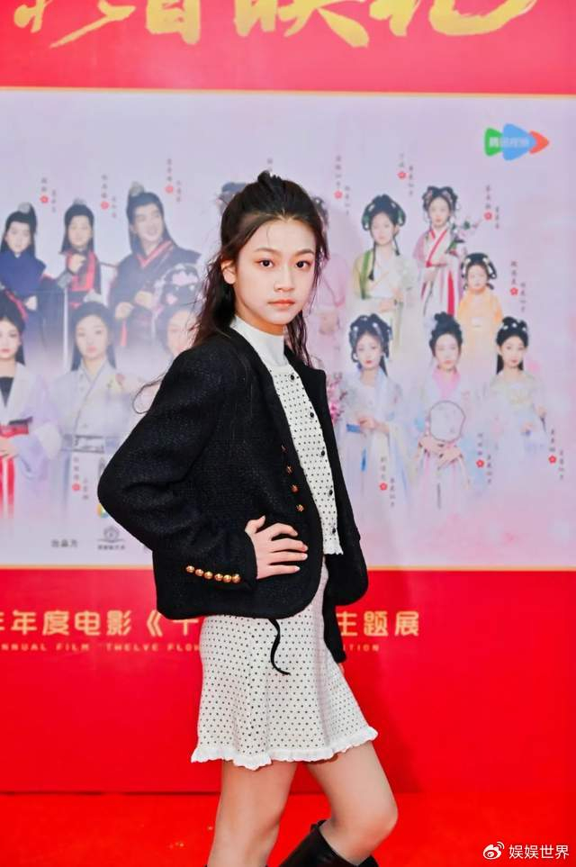 总导演殷其康与出品人高嘉慧,携主演们亮相登场.红毯铺展,星光熠熠.