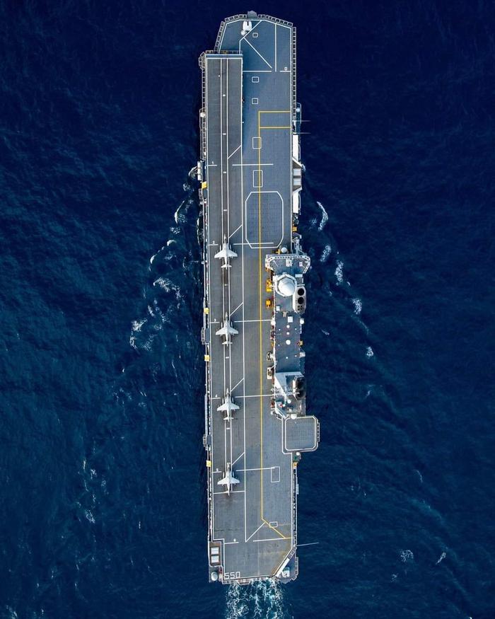 加富尔号航空母舰图片