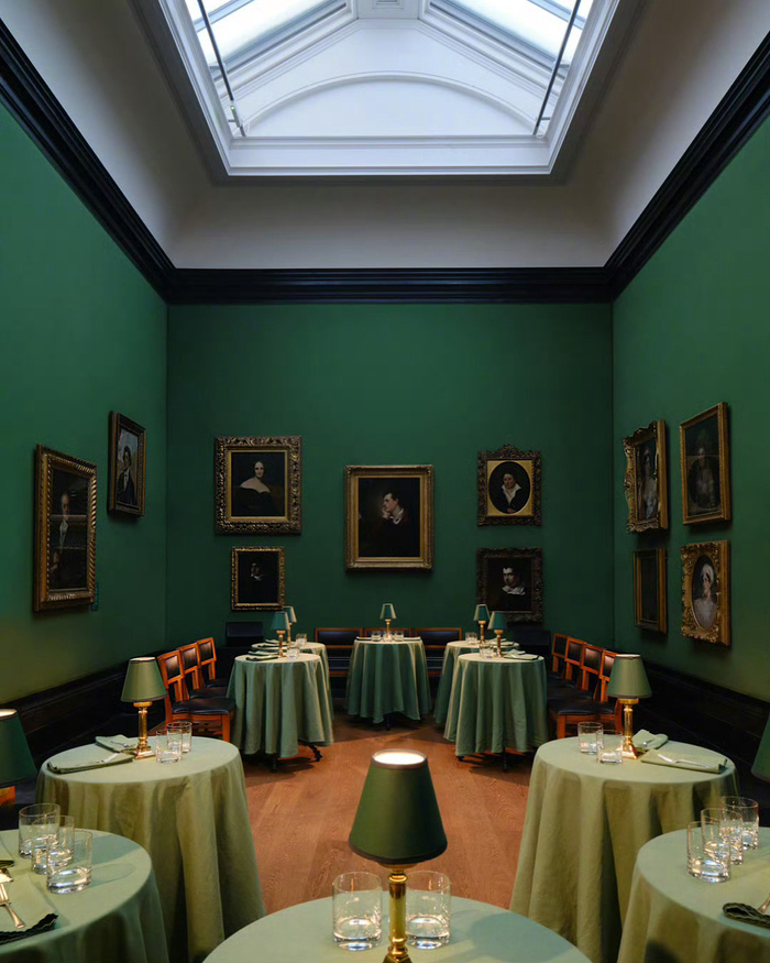 胡兵亮相伦敦时装周展现dunhill2024秋冬系列皮风衣