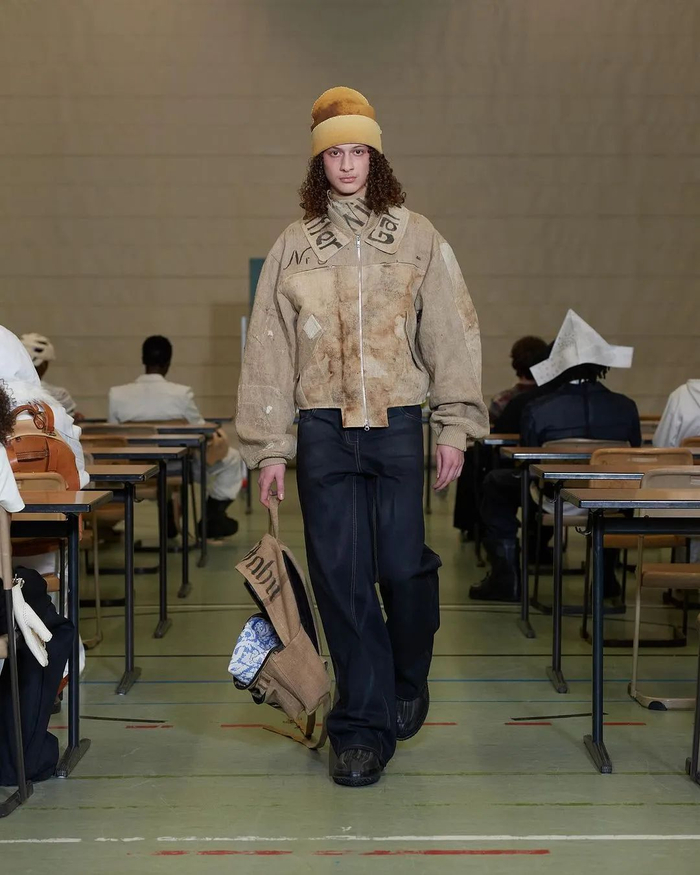 margiela此外,sf1og 也运用马吉拉非常热衷的 papier-m09ché 纸浆