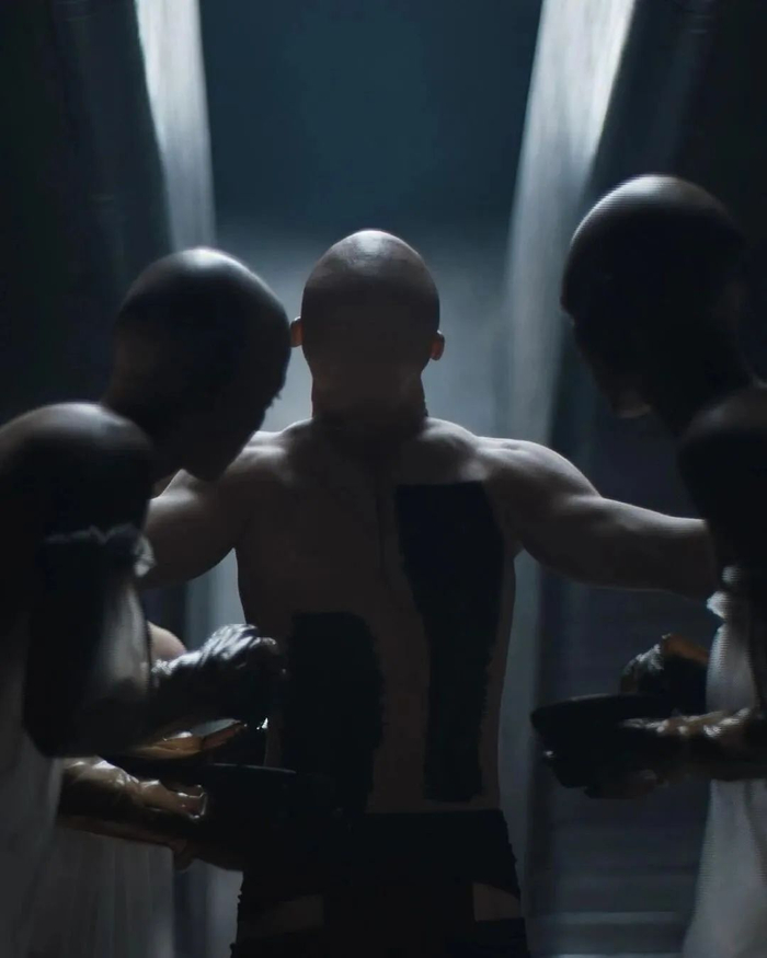 哈克南,人设还是更接近 rick owens 品牌哲学,暗黑,紧身,皮革,肌肉