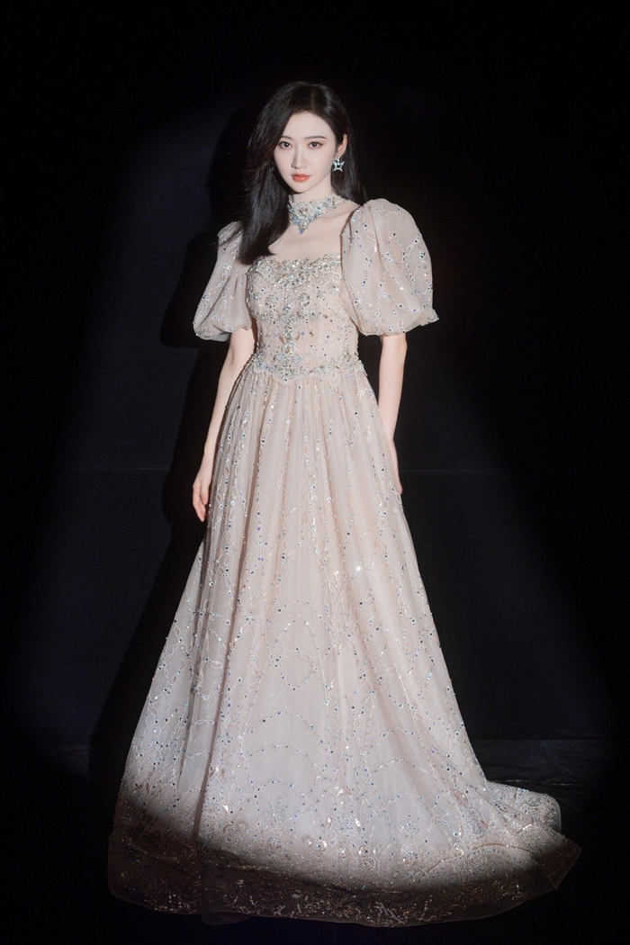 景甜最新造型大片碎钻泡泡袖公主裙真的美疯啊