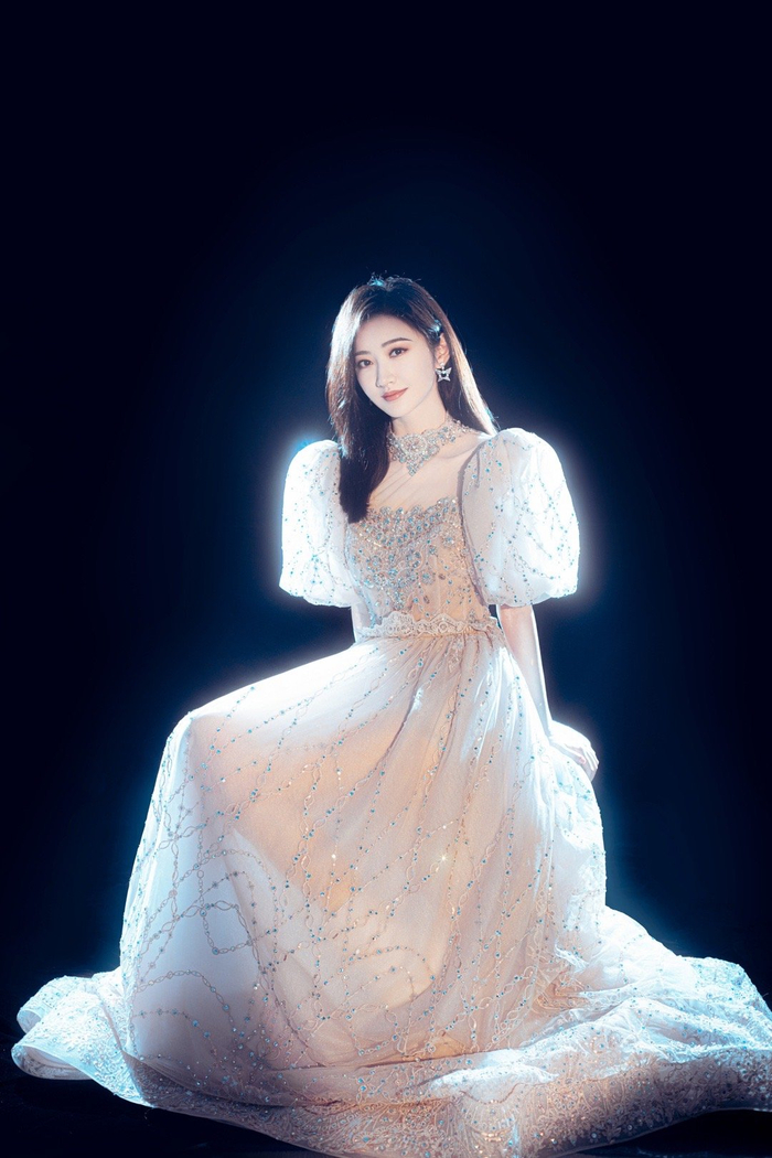 景甜最新造型大片碎钻泡泡袖公主裙真的美疯啊