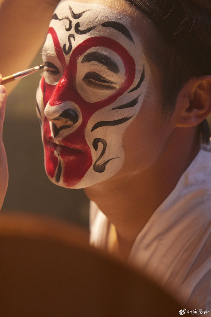 郑业成,出生在武生的家庭,对京剧充满热爱