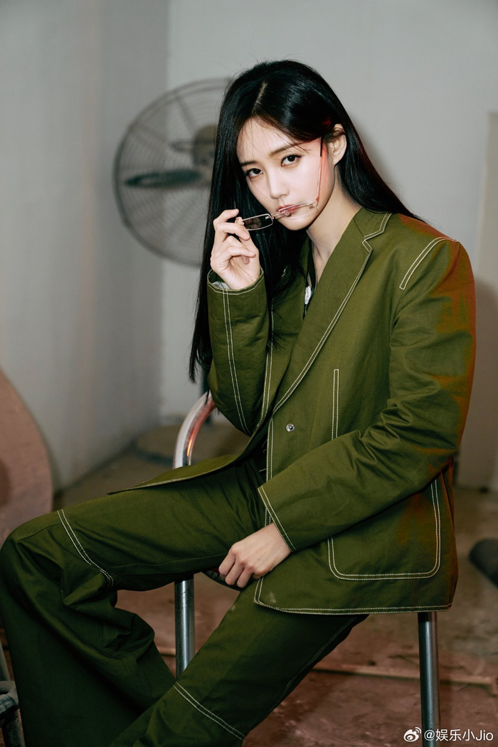 今天是绿油油的李一桐 李一桐戴无框眼镜好飒啊