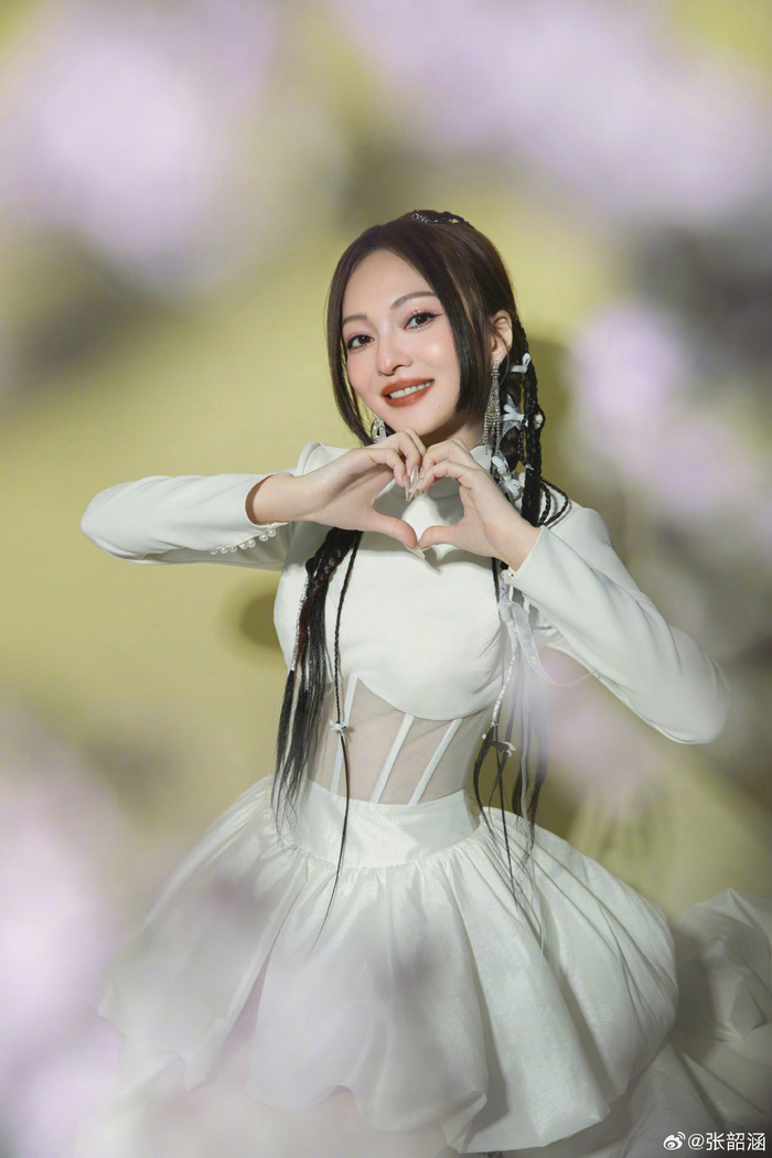 张韶涵晒巡演返图～姐姐身材太好啦!在舞台上真的好像一个完美小手办