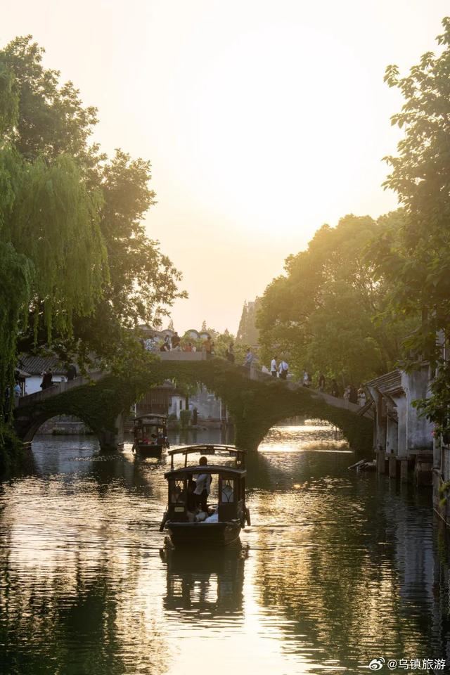 乌镇夏夜运河晚风露天电影成水乡生活主场