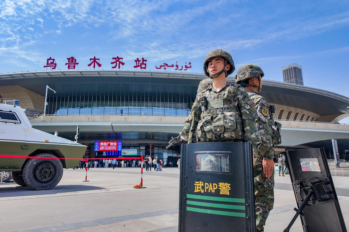 "五一"旅游高峰 武警新疆总队某支队执勤官兵守护游客平安!