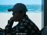 王俊凯海边花絮释出，海风光影勾勒少年自然状态