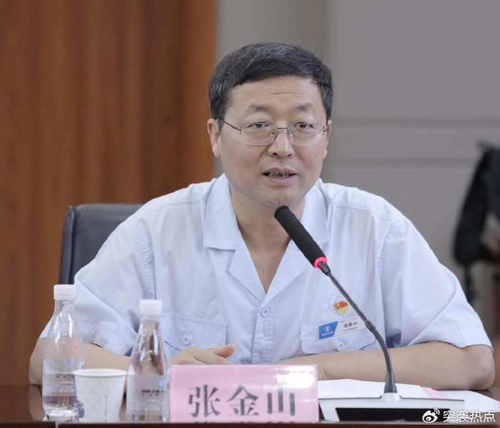 陕汽控股集团党委副书记张金山致辞来访一行先后参观陕汽展厅,汽车