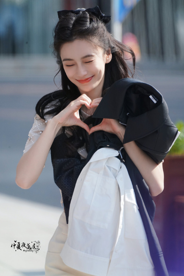angelababy《奔跑吧》下车对粉丝比心